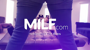 હોટ Milf શિક્ષકો અટકાયતમાં કૉક ને મોહિત કરે છે અને ચૂસે છે