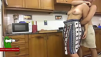 Follando Una Gran Polla En La Cocina Con Una Morena Sexy