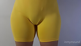 Kijk Naar Een Prachtig Model In Een Zwembroek Met Een Cameltoe En Een Strak Poesje