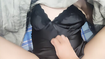 亚洲少女的大奶子和天然乳房是给你的享受