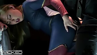 Mengulum Dan Menelanjangi: Dominasi Anal Supergirl