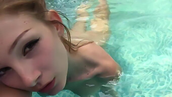 Des Filles Qui S'Amusent Dans La Piscine