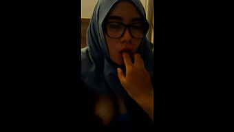 Kỹ Năng Blowjob Của Cô Gái Indonesia Hijab Trên Màn Hình