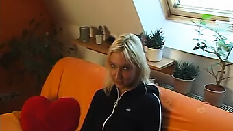 Een Blonde Tiener Beleeft Haar Eerste Keer Voor De Camera.