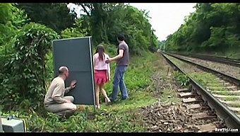 Teenpärchen Genießt Outdoorsex Mit Spanner