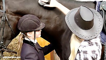 Deux Magnifiques Filles Se Salissent Au Ranch À Cheval Dans Cette Vidéo De Sexe Lesbien Chaude