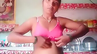 Tante India Memamerkan Payudara Besar Alaminya Dalam Video Solo