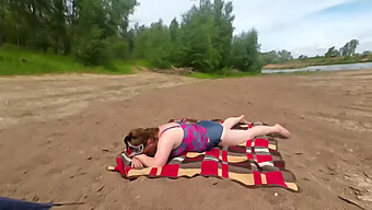 Ehefrau Beim Intensiven Blowjob Am Strand