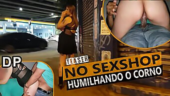 Dois Caras Penetram Um Marido Bem Dotado Em Uma Cena Humilhante