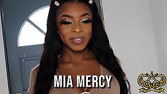 Mia Mercy Tar På Sig En Enorm Kuk Och Sväljer Två Laddningar Sperma I Denna Heta Video