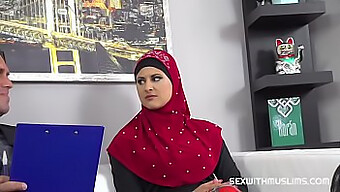 المحامي يستمتع بالمتعة الفموية من مسلمة جميلة