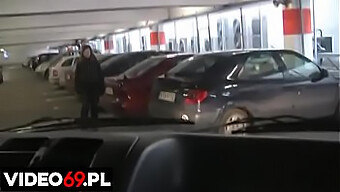 Linda Chica Amateur Hace Una Mamada En Un Coche