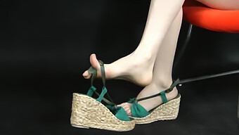 Présentation De Pieds Asiatiques Dans Des Sandales De Style Espadrille Pour Votre Plaisir Visuel