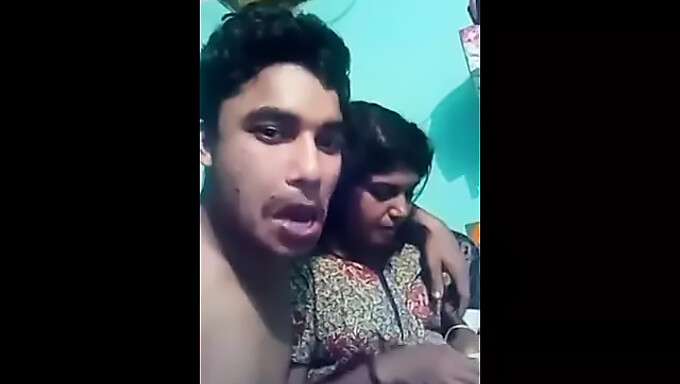 Un Couple Indien Fait Maison Profite De Gros Seins Et D'Une Grosse Bite