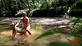 Milf Lake Houston Park Tertangkap Dalam Petualangan Nakal Telanjang