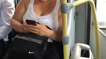 Prześwitujący Strój Amerykańskiej Milf W Autobusie