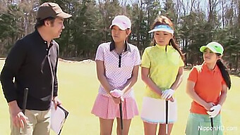 Japon Golfçüler Sikişiyor Ve Yüzlerine Boşalıyorlar