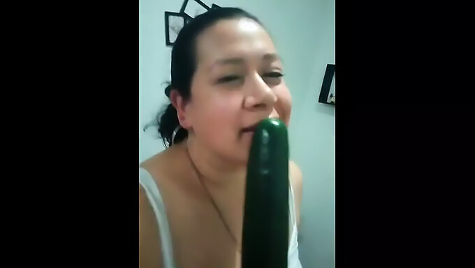 Me Topé Con Un Pepino Grande En El Baño