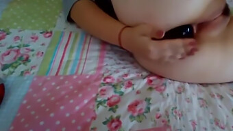 Gadis Rusia Amatur Menikmati Sesi Masturbasi Yang Keren Dengan Dildo