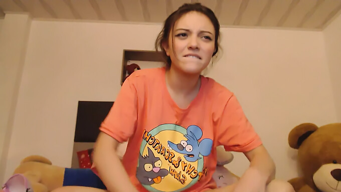 Krásná A Sexy Teenka Si Honí Na Webkameře