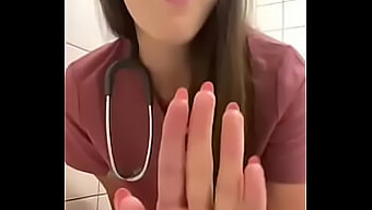 18+ Teen Masturbiert, Um Im Badezimmervideo Des Krankenhauses Zu Spritzen