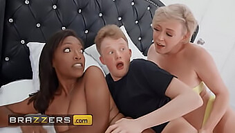 Dee Williams, Jimmy Ve Üvey Kızıyla Brazzers Sahnesinde Sıcak Ve Buharlı Bir Üçlü Yapıyor.