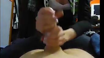 Tetovaný Veľký Penis Dostane Horúcu Ručnú Prácu