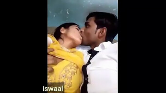 Istri India Dewasa Menikmati Pesta Seks Dengan Payudara Besar