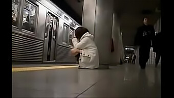 Chica Japonesa Se Quita Las Bragas Por Un Desconocido En Un Tren