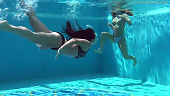 La Baignade Nue De Jessica Et Lindsay Dans La Piscine