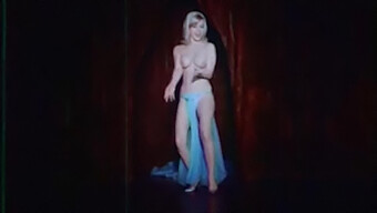 Danse Topless Vintage Et Allumeuse Dans La Vidéo Classique De Misirlou