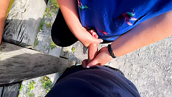 Cô Gái Tóc Vàng Tuổi Teen Cho Một Buổi Handjob Cực Kỳ Nóng Bỏng Tại Hồ Công Cộng.