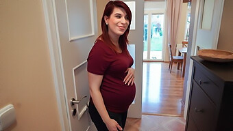 Une Femme Enceinte Vend Son Corps Pour De L'Argent Dans Une Vidéo De Sexe Brutale