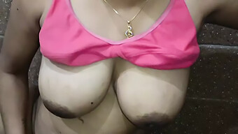 Desi Bhabhi Đang Móc Lồn Và Vú Của Mình