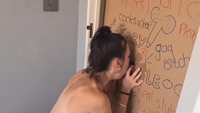 Amatérská Brunetka Saje A Šuká Můj Penis Pro Vstup Do Gloryhole