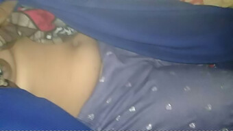 18+ Desi Muslimansko Dekle Dobi Prste V Javnosti