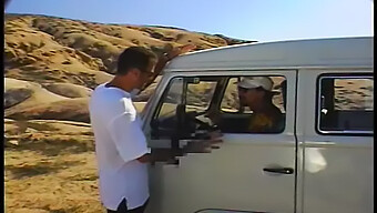 Grupo De Viajeros Se Masturban En La Playa