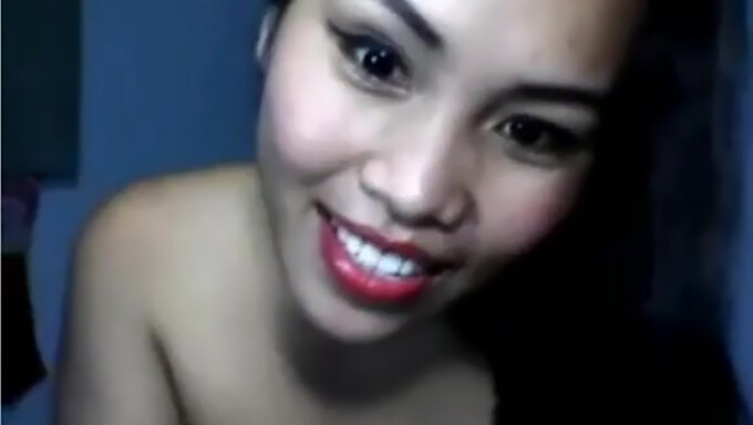 Une Philippine Se Masturbe Devant Sa Webcam