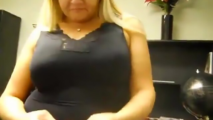 Ένα Αξιολάτρευτο Webcam Milf Με Φυσικά Μεγάλα Βυζιά