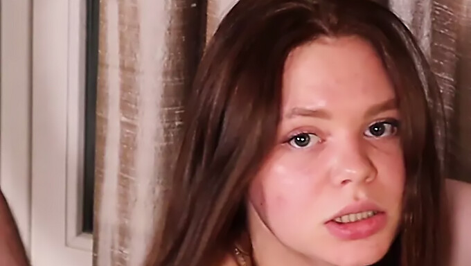 Velký Zadek Teen Emily Ratakovski Si Užívá Velký Penis V Její Těsné Kundičce