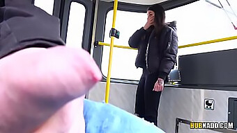 Regarder Une Étudiante Prendre Son Pied Dans Un Tram Public