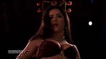 Salma Hayek Em Um Show De Lingerie Sedutor