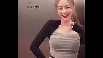 Oficiální Účet Meng Xiaomei Na Douyin Ukazuje Její Oblíbená Tiktok Videa Sexy Krásek Tancujících A Dosahujících Orgasmů