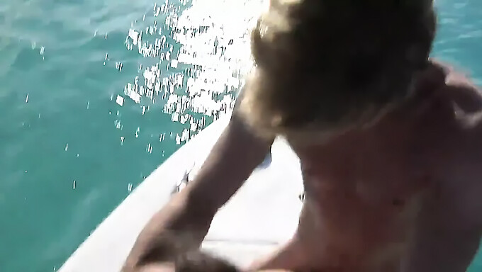 Gros Seins Et Grosse Bite S'Amusent Sur Un Bateau