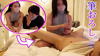 Japansk Oskuldspojke Upplever Sin Första Handjob