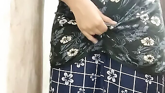 Desi Aunty Masturbates And Fingers Herself On Camera