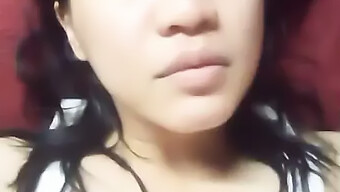 Gadis Asia 18+ Menikmati Bermain Solo Dengan Buah Dan Memeknya