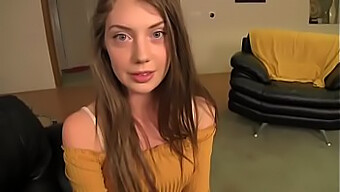 18+ Tienermeisje Elena Koshka In Schattige Solo Scene