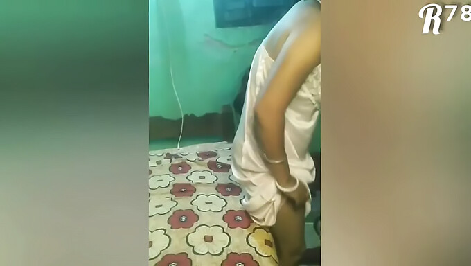 Cô Gái Trẻ Desi Bị Ngón Tay Và Đụ Mạnh Trong Video Tự Làm