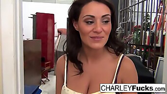 Die Vollbusige Brünette Charley Masturbiert Bis Zur Ekstase